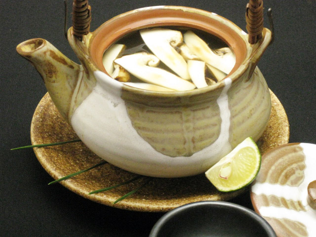 日本美食-料理菜单：松茸的土瓶蒸（どびんむし） 图